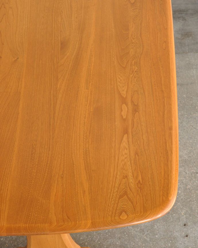 アーコールの家具　アンティーク家具　Ｔ字脚がオシャレなヴィンテージ家具、アーコール社のダイニングテーブル。角が丸いので小さなお子様がいるお家でも安心してお使いいただけます。(x-974-f)