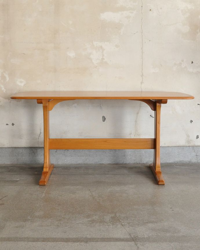 アーコールの家具　アンティーク家具　Ｔ字脚がオシャレなヴィンテージ家具、アーコール社のダイニングテーブル。アンティークは新品ではないので、もちろん経年変化によるキズはありますが、専門の職人が目立たないようキレイにお直しをしていますのでご安心ください。(x-974-f)