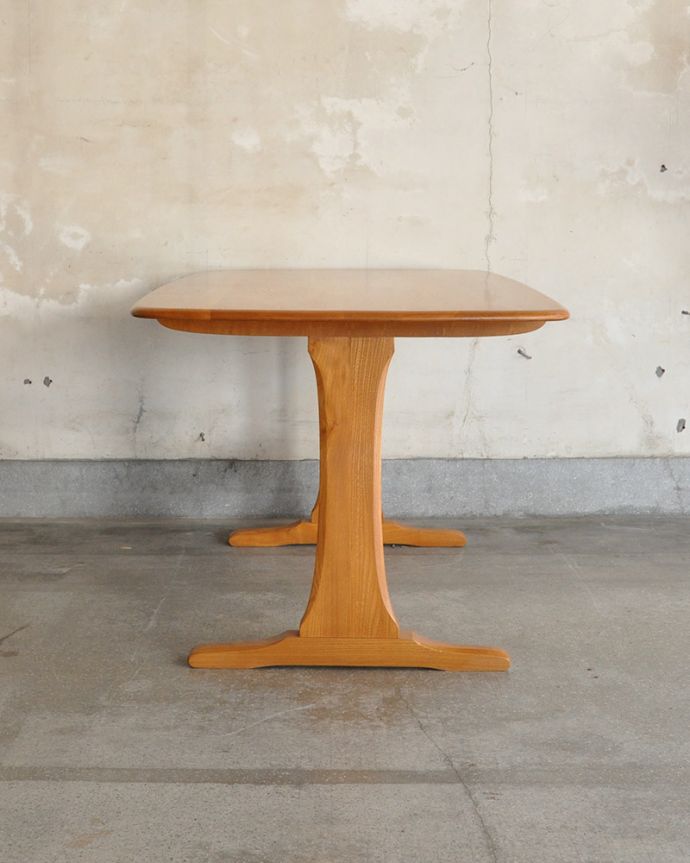 アーコールの家具　アンティーク家具　Ｔ字脚がオシャレなヴィンテージ家具、アーコール社のダイニングテーブル。組み脚がとっても美しいデザイン。(x-974-f)