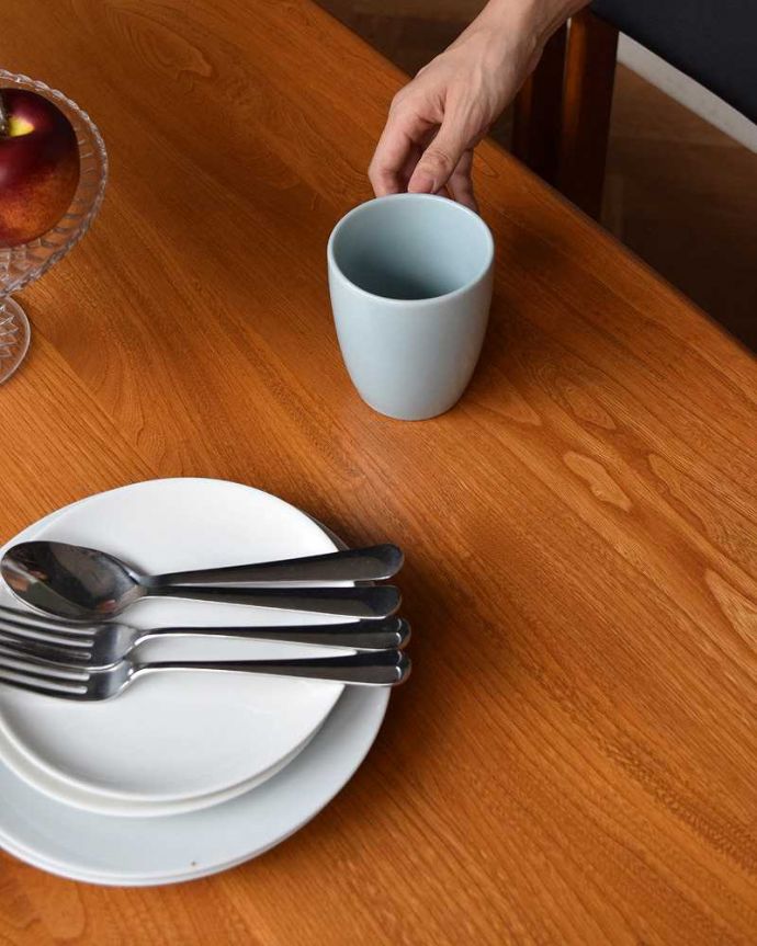 アーコールの家具　アンティーク家具　Ｔ字脚がオシャレなヴィンテージ家具、アーコール社のダイニングテーブル。天板もキレイにお直ししたので、安心して使って下さい天板の木目もカッコイイ！いつもの食事も美しく見えます。(x-974-f)