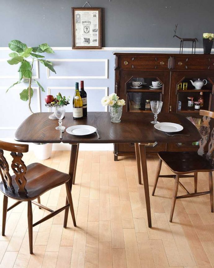 アーコールの家具　アンティーク家具　使い方に合わせて大きさが変えられる便利なアーコール(ERCOL)のドロップリーフテーブル 。片方折り畳めば、壁にピタッとつける事ができるのも魅力。(x-975-f)