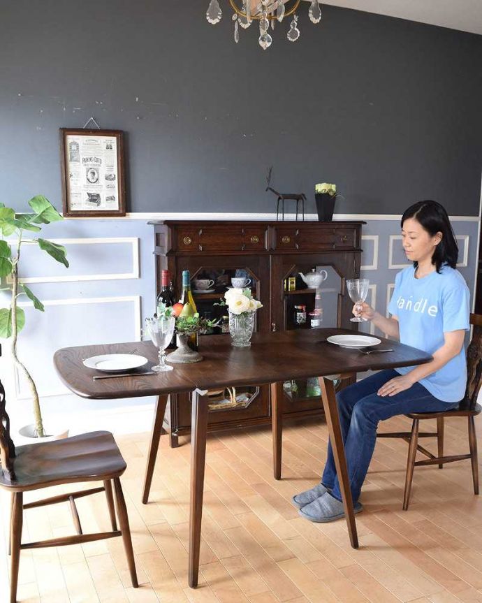 アーコールの家具　アンティーク家具　使い方に合わせて大きさが変えられる便利なアーコール(ERCOL)のドロップリーフテーブル 。白い食器が映えるから、いつもの食事も美しく見えます。(x-975-f)