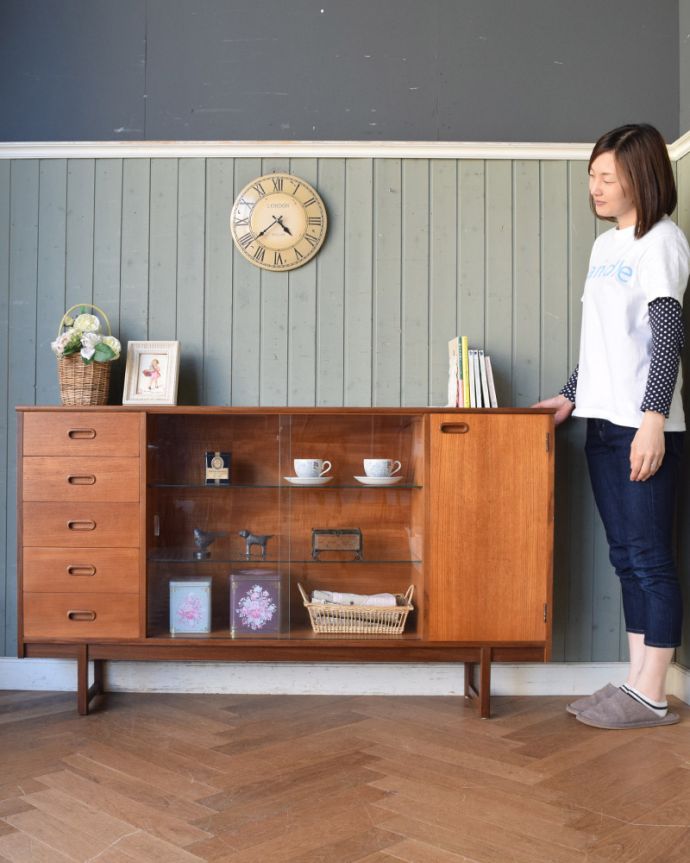 アンティークのキャビネット　アンティーク家具　引き戸のヴィンテージガラスキャビネット、コレクションキャビネット（ショーケース）。脚があるので軽やかな印象です。(x-976-f)