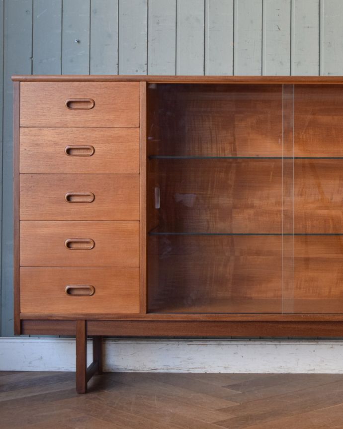 アンティークのキャビネット　アンティーク家具　引き戸のヴィンテージガラスキャビネット、コレクションキャビネット（ショーケース）。リビングで電話などの置き場所として使っても最適です。(x-976-f)