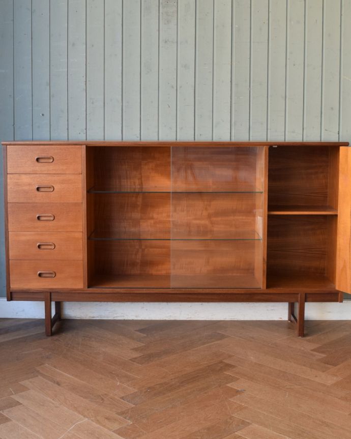 アンティークのキャビネット　アンティーク家具　引き戸のヴィンテージガラスキャビネット、コレクションキャビネット（ショーケース）。扉の奥はたっぷり収納。(x-976-f)