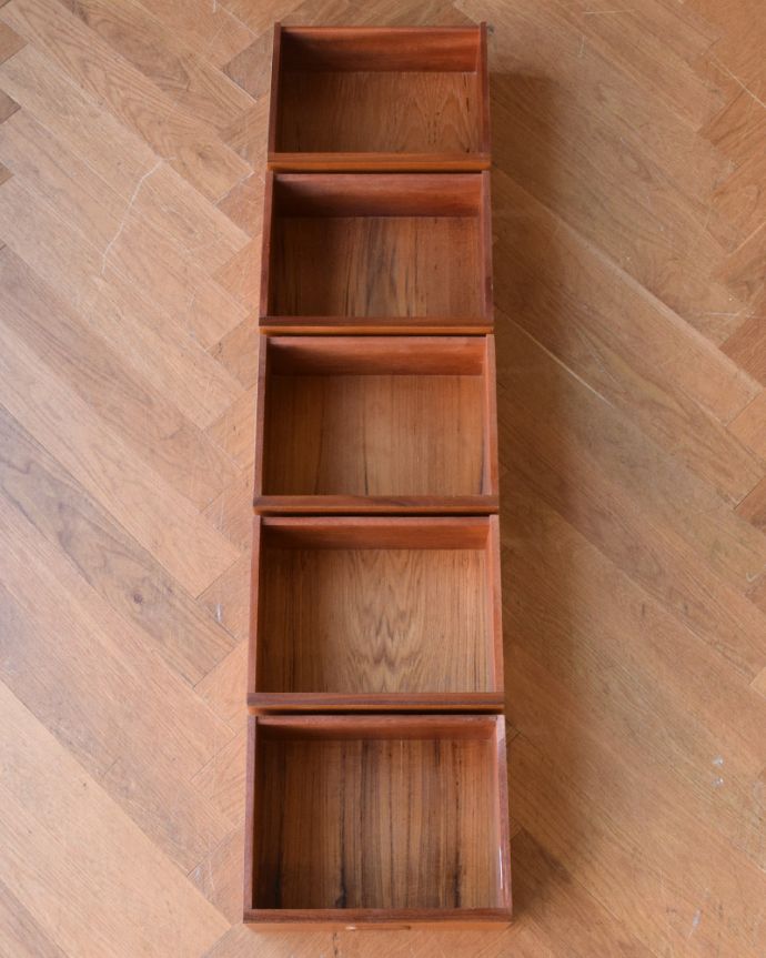 アンティークのキャビネット　アンティーク家具　引き戸のヴィンテージガラスキャビネット、コレクションキャビネット（ショーケース）。引き出しがあるので細かいものもしまえます。(x-976-f)