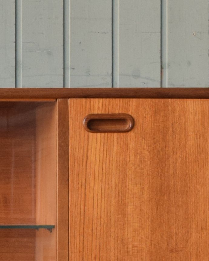 アンティークのキャビネット　アンティーク家具　引き戸のヴィンテージガラスキャビネット、コレクションキャビネット（ショーケース）。開閉しやすい形の取っ手です。(x-976-f)