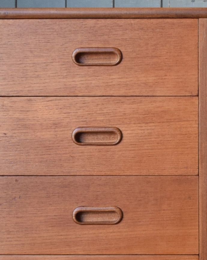 アンティークのキャビネット　アンティーク家具　引き戸のヴィンテージガラスキャビネット、コレクションキャビネット（ショーケース）。引き出しと扉の取っ手はお揃いのデザインになっています。(x-976-f)