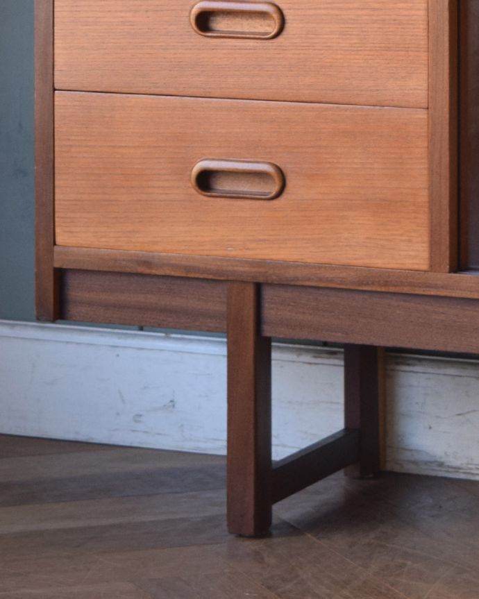 アンティークのキャビネット　アンティーク家具　引き戸のヴィンテージガラスキャビネット、コレクションキャビネット（ショーケース）。脚はすっきりしたデザインです。(x-976-f)