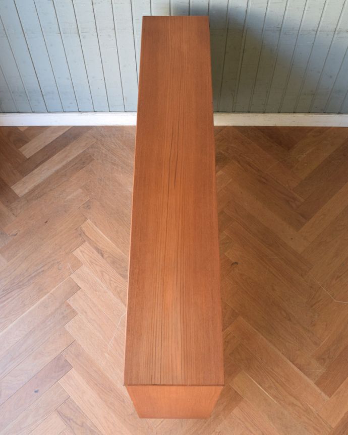 アンティークのキャビネット　アンティーク家具　引き戸のヴィンテージガラスキャビネット、コレクションキャビネット（ショーケース）。天板もキレイに塗装を仕上げました。(x-976-f)