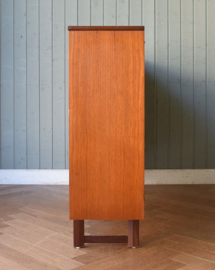 アンティークのキャビネット　アンティーク家具　引き戸のヴィンテージガラスキャビネット、コレクションキャビネット（ショーケース）。どこから見てもステキ。(x-976-f)