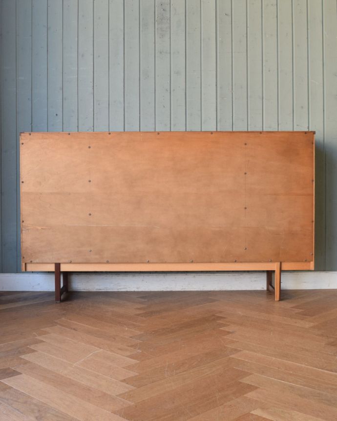 アンティークのキャビネット　アンティーク家具　引き戸のヴィンテージガラスキャビネット、コレクションキャビネット（ショーケース）。アンティークは新品ではないので、もちろん経年変化によるキズはありますが、専門の職人が目立たないようキレイにお直しをしているので、後姿までキレイです。(x-976-f)