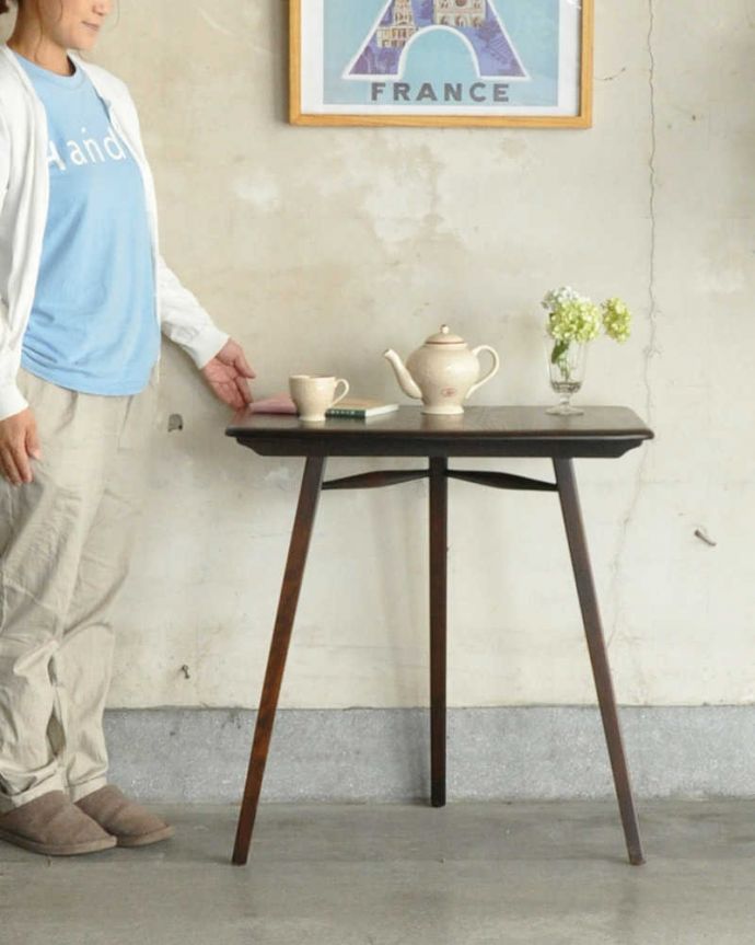 アーコールの家具　アンティーク家具　北欧スタイルの定番ブランド、アーコール社の便利なサイドテーブル。可愛いテーブルに食器が並ぶと、お家でカフェ気分を味わえます。(x-977-f)