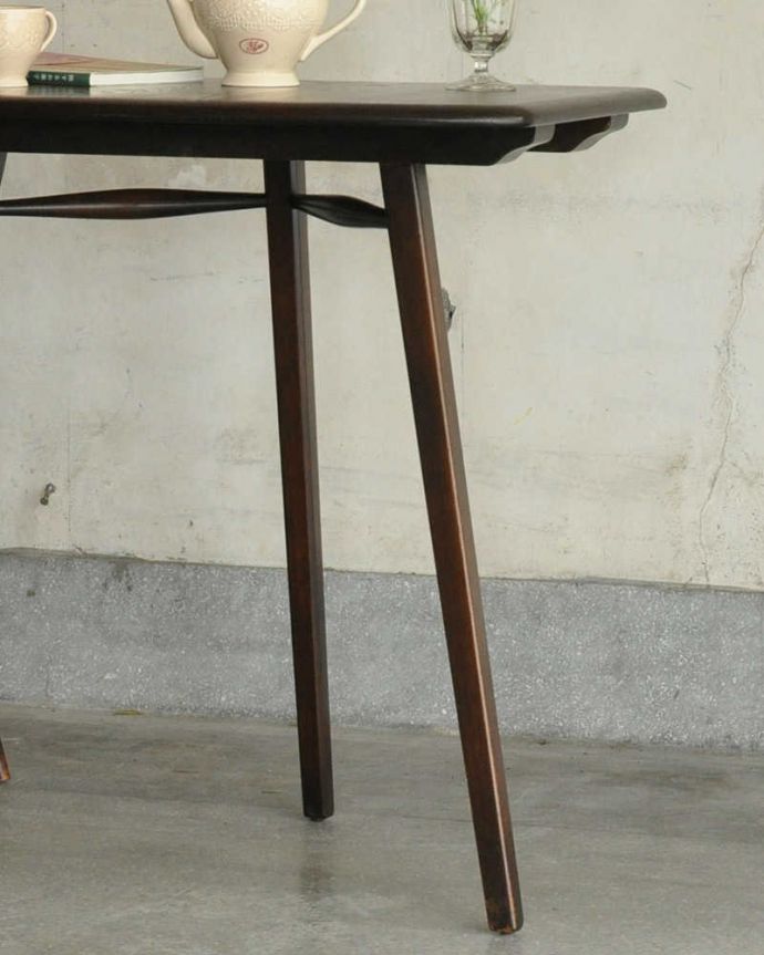 アーコールの家具　アンティーク家具　北欧スタイルの定番ブランド、アーコール社の便利なサイドテーブル。細い美しい脚がアーコールの特徴。(x-977-f)