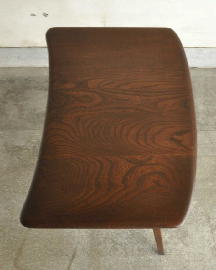 アーコールの家具　アンティーク家具　北欧スタイルの定番ブランド、アーコール社の便利なサイドテーブル。天板は、木目も美しく、キレイな状態です。(x-977-f)