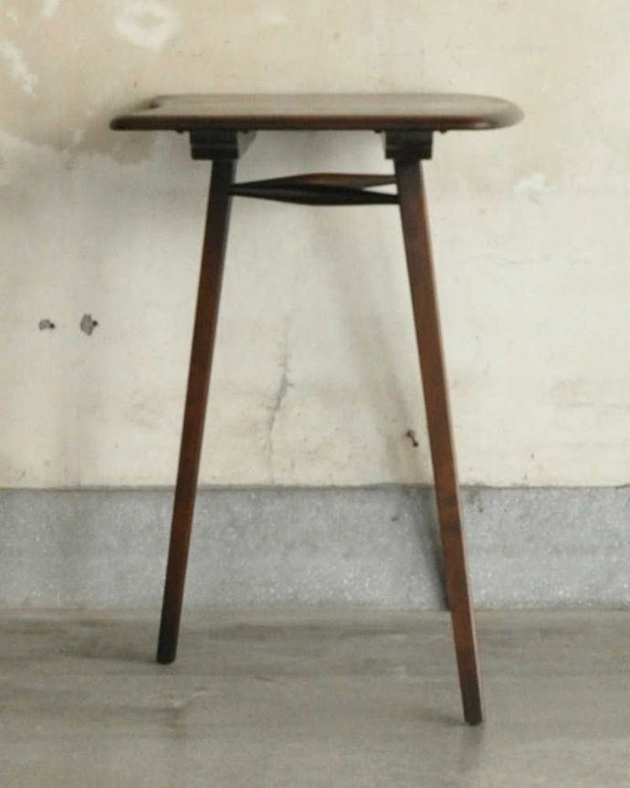 アーコールの家具　アンティーク家具　北欧スタイルの定番ブランド、アーコール社の便利なサイドテーブル。アンティークは新品ではないので、もちろん経年変化によるキズはありますが、専門の職人が目立たないようキレイにお直しをしていますのでご安心ください。(x-977-f)