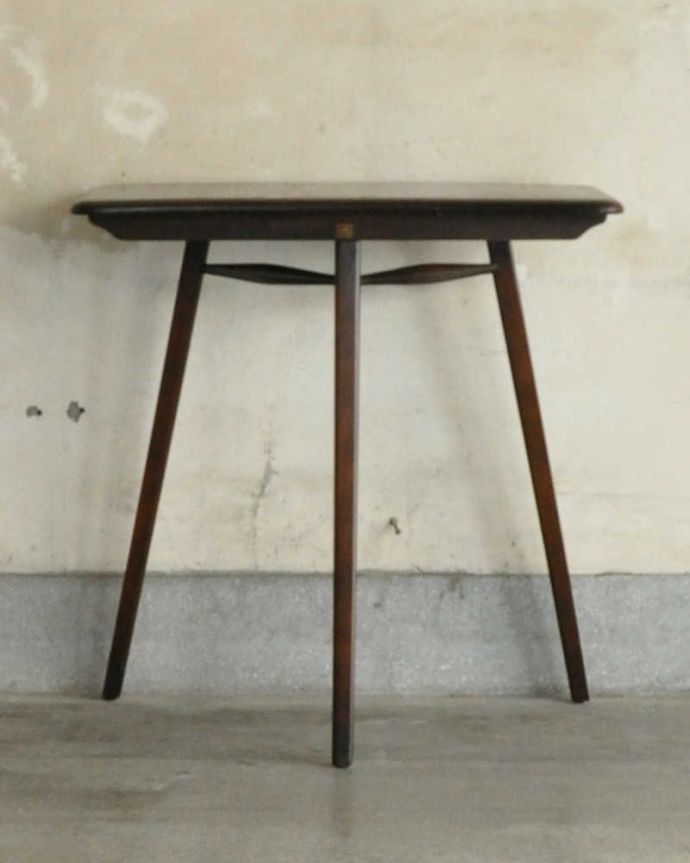 アーコールの家具　アンティーク家具　北欧スタイルの定番ブランド、アーコール社の便利なサイドテーブル。もちろん、このままでも使って頂けますので、お持ちの椅子やチャーチチェアなどと合わせて使って見て下さい。(x-977-f)