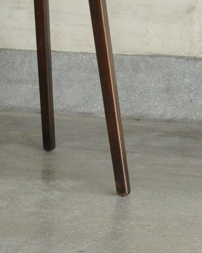 アーコールの家具　アンティーク家具　北欧スタイルの定番ブランド、アーコール社の便利なサイドテーブル。しっかりテーブルを支えます。(x-977-f)