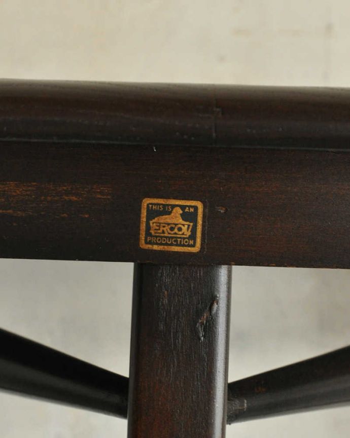 アーコールの家具　アンティーク家具　北欧スタイルの定番ブランド、アーコール社の便利なサイドテーブル。。(x-977-f)