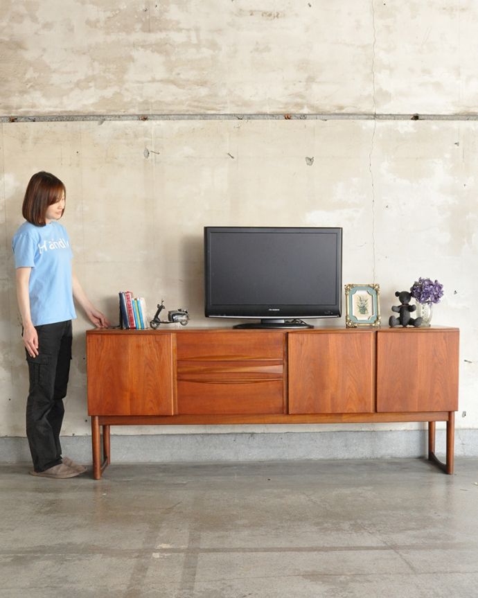 サイドボード　アンティーク家具　アンティーク　マッキントッシュ　サイドボード。脚があるので軽やかな印象です。(x-980-f)