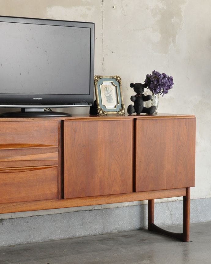 サイドボード　アンティーク家具　アンティーク　マッキントッシュ　サイドボード。リビングで電話などの置き場所として使っても最適です。(x-980-f)