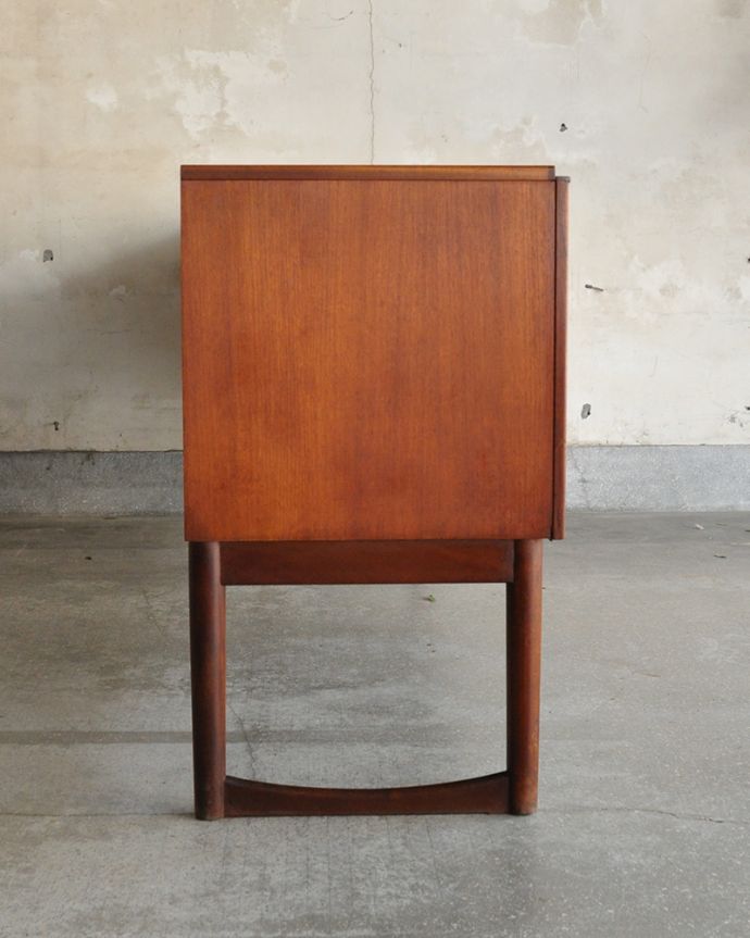 サイドボード　アンティーク家具　アンティーク　マッキントッシュ　サイドボード。どこから見てもステキ。(x-980-f)