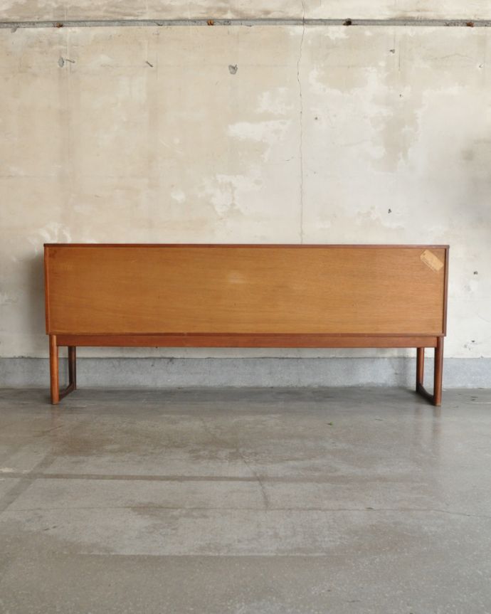 サイドボード　アンティーク家具　アンティーク　マッキントッシュ　サイドボード。アンティークは新品ではないので、もちろん経年変化によるキズはありますが、専門の職人が目立たないようキレイにお直しをしているので、後姿までキレイです。(x-980-f)