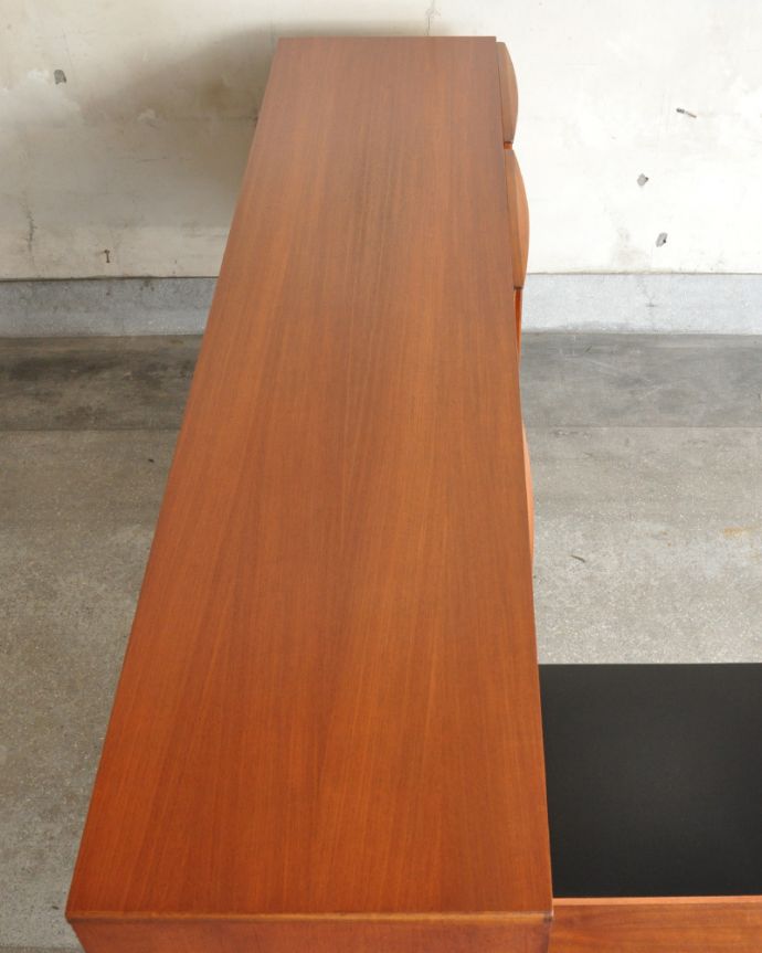 サイドボード　アンティーク家具　アンティーク　マッキントッシュ　サイドボード。天板もキレイに塗装を仕上げました。(x-980-f)