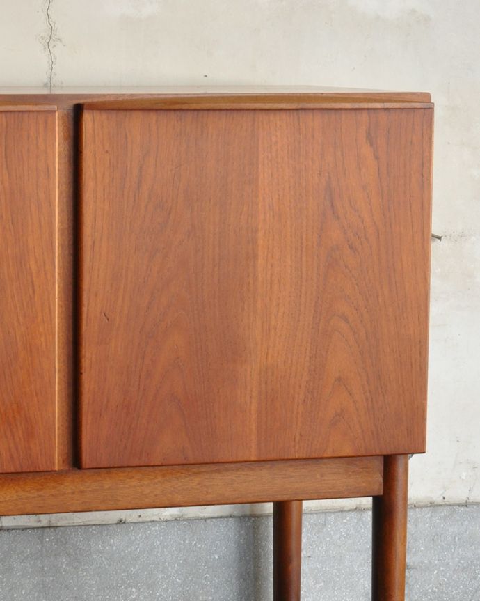 サイドボード　アンティーク家具　アンティーク　マッキントッシュ　サイドボード。開閉しやすい形の取っ手です。(x-980-f)