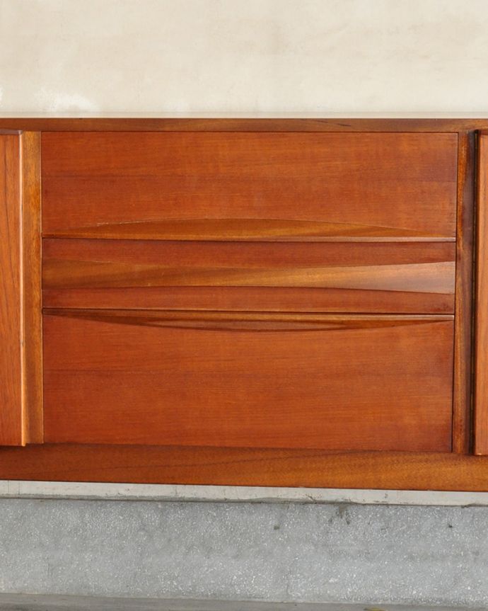 サイドボード　アンティーク家具　アンティーク　マッキントッシュ　サイドボード。引き出しと扉の取っ手はお揃いのデザインになっています。(x-980-f)