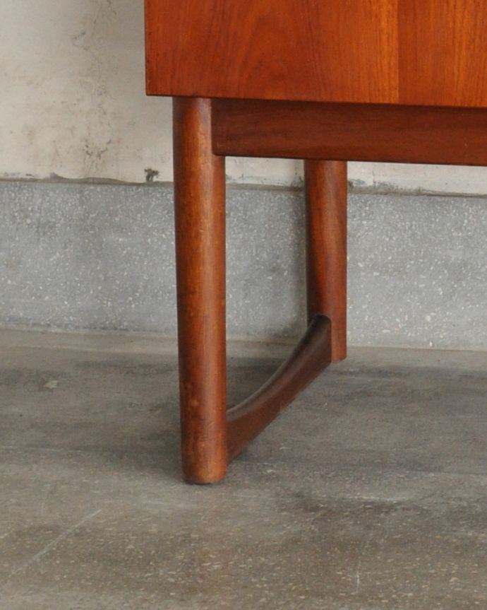 サイドボード　アンティーク家具　アンティーク　マッキントッシュ　サイドボード。脚はすっきりしたデザインです。(x-980-f)