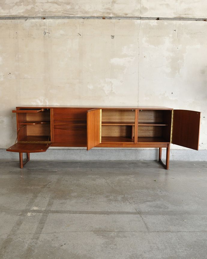 サイドボード　アンティーク家具　アンティーク　マッキントッシュ　サイドボード。扉の奥はたっぷり収納。(x-980-f)