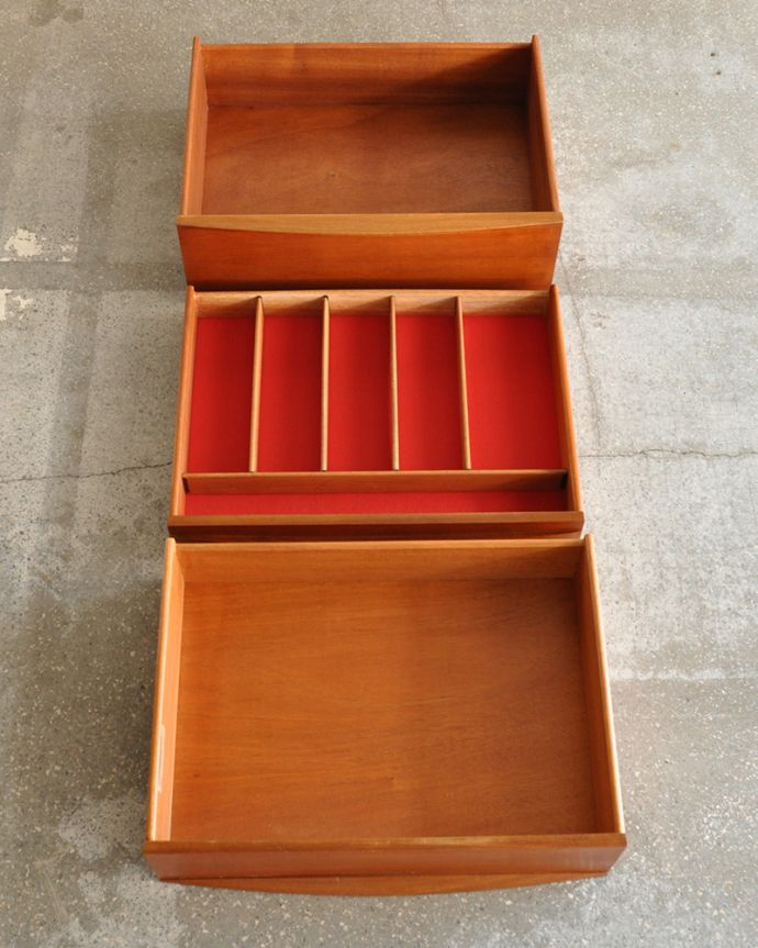 サイドボード　アンティーク家具　アンティーク　マッキントッシュ　サイドボード。引き出しがあるので細かいものもしまえます。(x-980-f)