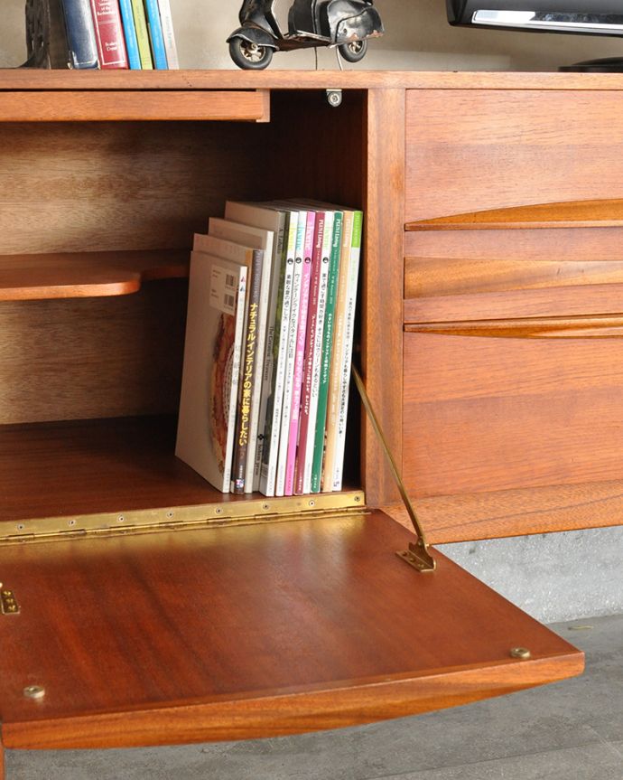 サイドボード　アンティーク家具　アンティーク　マッキントッシュ　サイドボード。高さがあるので雑誌やワインボトルなど背の高いものが収納できます。(x-980-f)