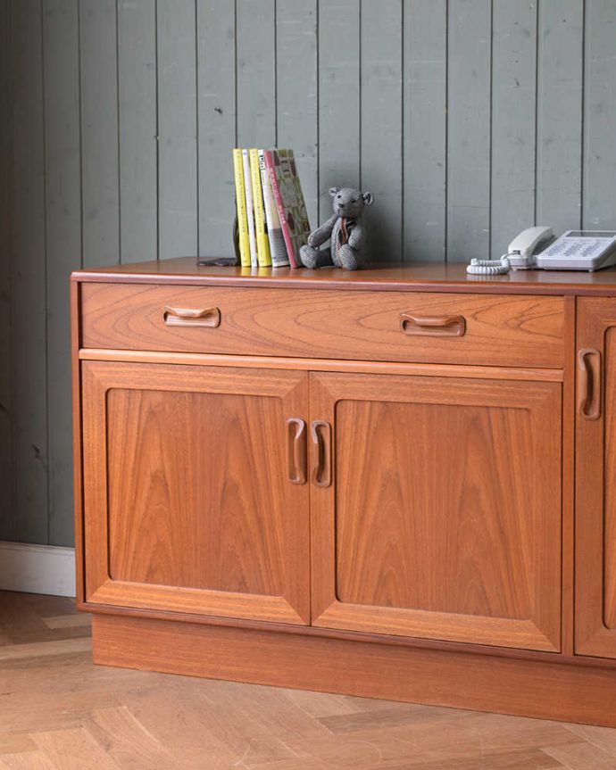 G-PLAN(Gプラン)　アンティーク家具　G-PLANのヴィンテージ家具、リビングで活躍してくれるサイドボード。リビングで電話などの置き場所として使っても最適です。(x-981-f)