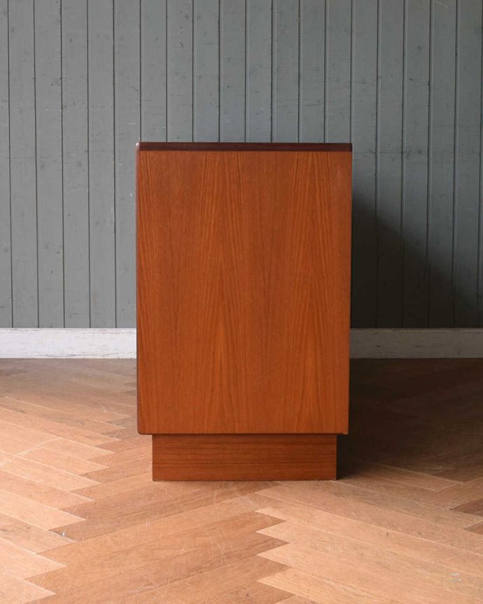 G-PLAN(Gプラン)　アンティーク家具　G-PLANのヴィンテージ家具、リビングで活躍してくれるサイドボード。どこから見てもステキ。(x-981-f)