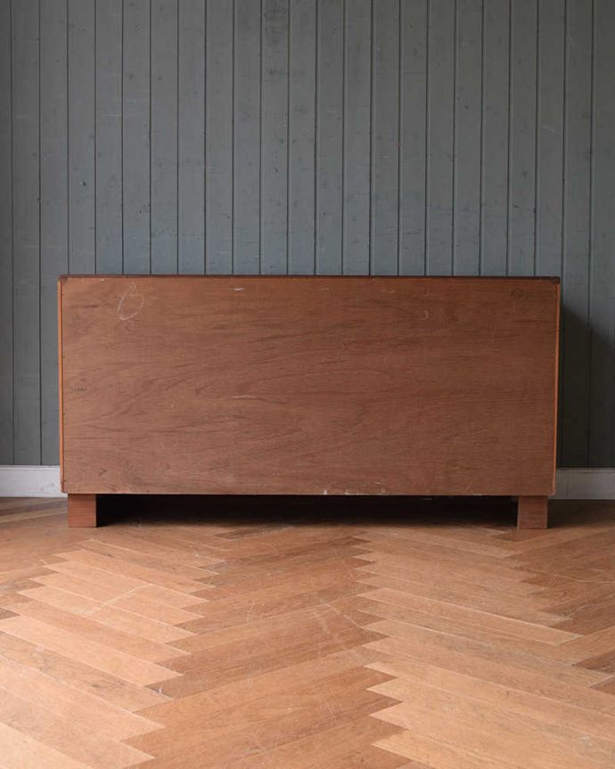 G-PLAN(Gプラン)　アンティーク家具　G-PLANのヴィンテージ家具、リビングで活躍してくれるサイドボード。アンティークは新品ではないので、もちろん経年変化によるキズはありますが、専門の職人が目立たないようキレイにお直しをしているので、後姿までキレイです。(x-981-f)