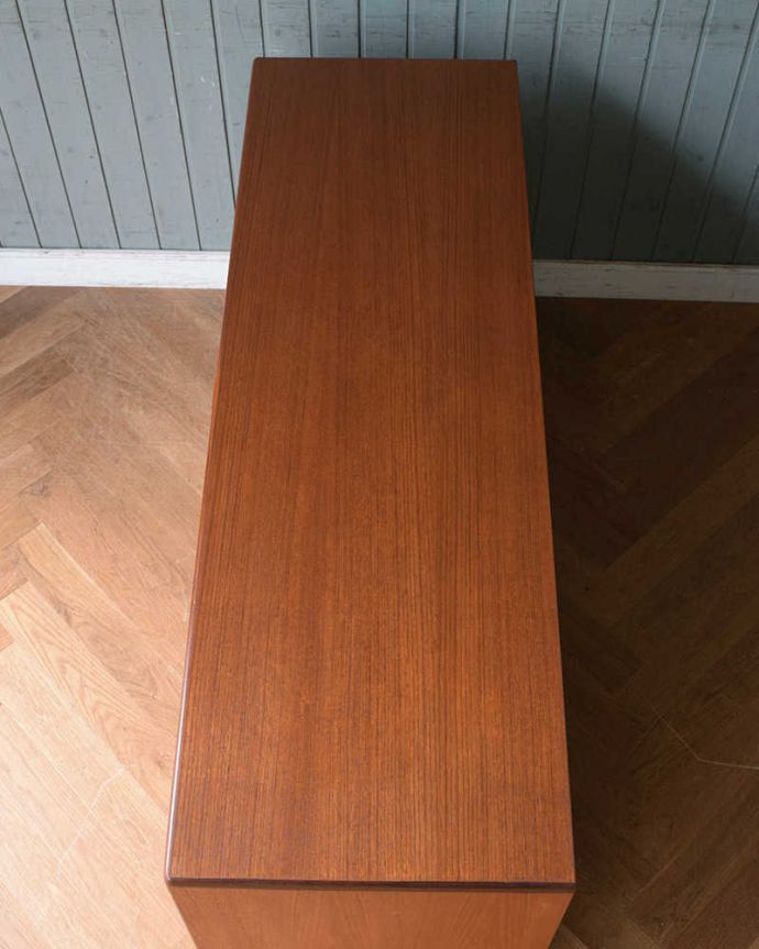 G-PLAN(Gプラン)　アンティーク家具　G-PLANのヴィンテージ家具、リビングで活躍してくれるサイドボード。天板もキレイに塗装を仕上げました。(x-981-f)