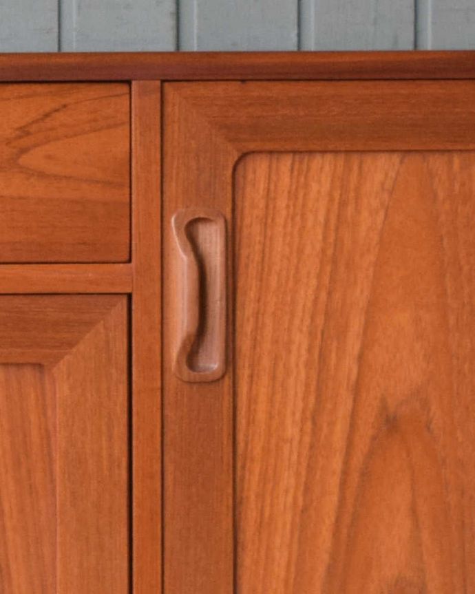 G-PLAN(Gプラン)　アンティーク家具　G-PLANのヴィンテージ家具、リビングで活躍してくれるサイドボード。開閉しやすい形の取っ手です。(x-981-f)