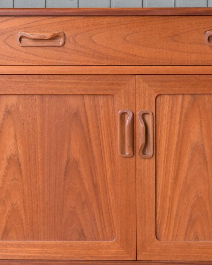 G-PLAN(Gプラン)　アンティーク家具　G-PLANのヴィンテージ家具、リビングで活躍してくれるサイドボード。引き出し、扉の取っ手はお揃いです。(x-981-f)