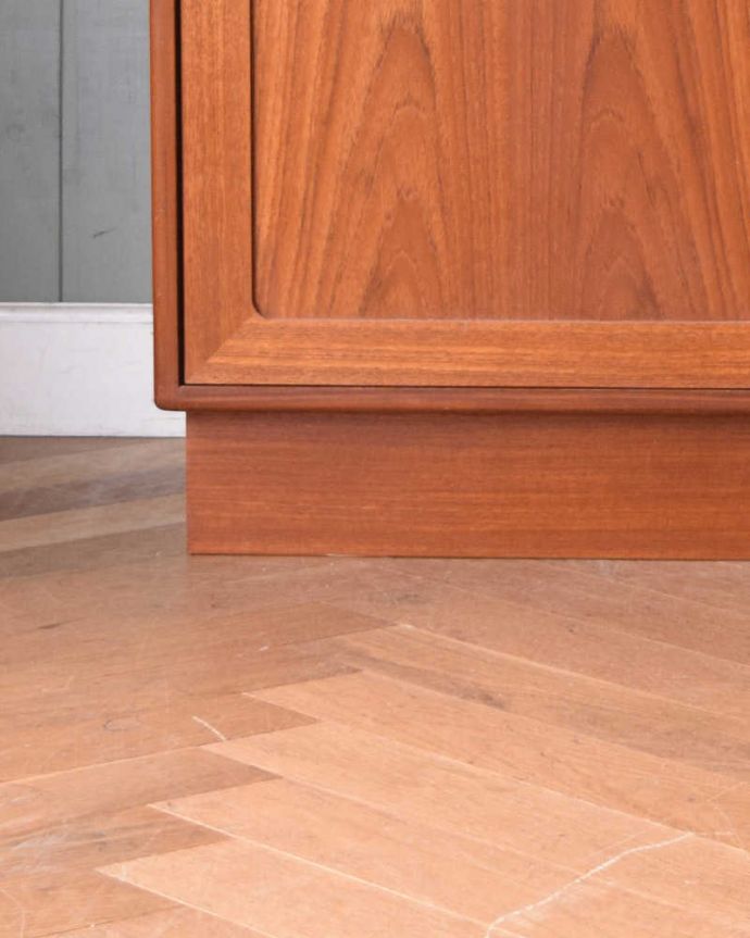 G-PLAN(Gプラン)　アンティーク家具　G-PLANのヴィンテージ家具、リビングで活躍してくれるサイドボード。脚は床に付いたデザインです。(x-981-f)