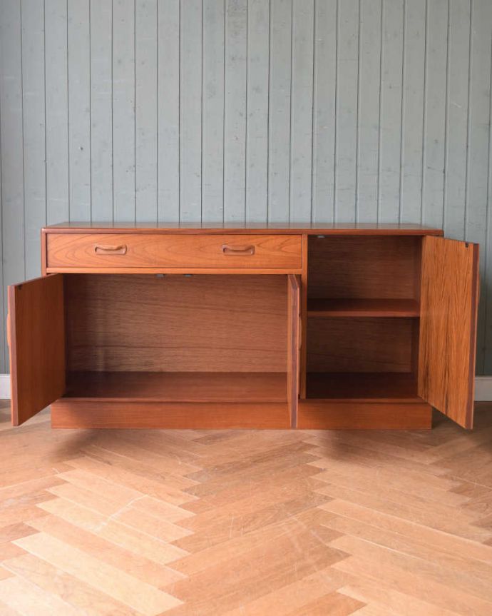 G-PLAN(Gプラン)　アンティーク家具　G-PLANのヴィンテージ家具、リビングで活躍してくれるサイドボード。扉の奥はたっぷり収納。(x-981-f)