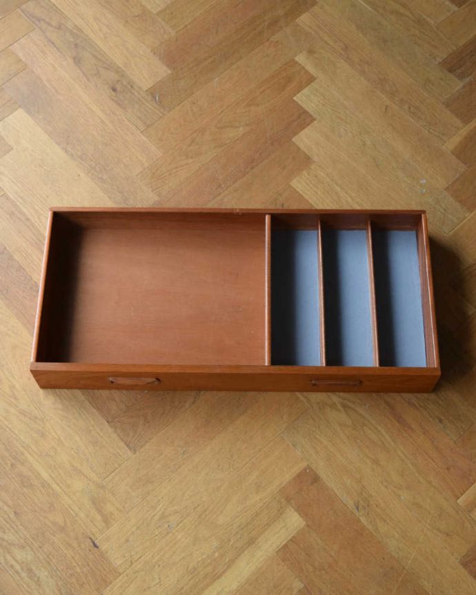 G-PLAN(Gプラン)　アンティーク家具　G-PLANのヴィンテージ家具、リビングで活躍してくれるサイドボード。引き出しがあるので細かいものもしまえます。(x-981-f)