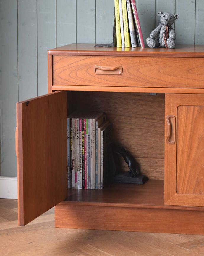 G-PLAN(Gプラン)　アンティーク家具　G-PLANのヴィンテージ家具、リビングで活躍してくれるサイドボード。高さがあるので雑誌やワインボトルなど背の高いものが収納できます。(x-981-f)