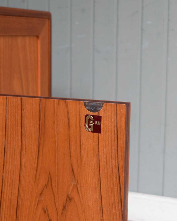 G-PLAN(Gプラン)　アンティーク家具　G-PLANのヴィンテージ家具、リビングで活躍してくれるサイドボード。「G-PLAN」のロゴステッカーがついています。(x-981-f)