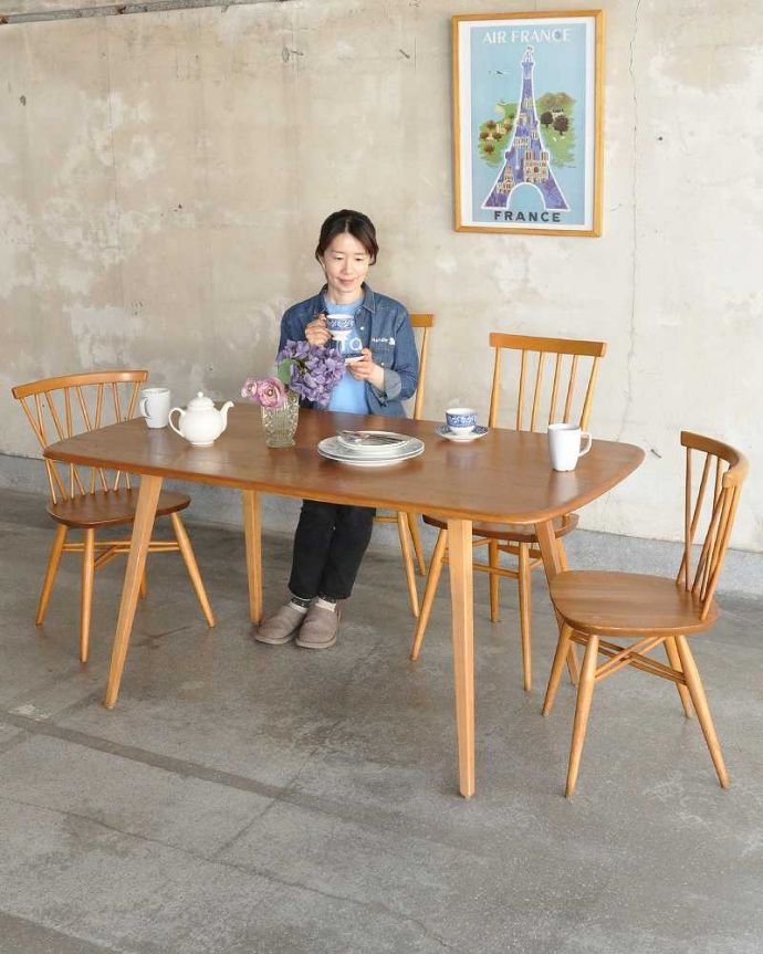 アーコールの家具　アンティーク家具　アーコール社のアンティーク家具、シンプルなダイニングテーブル。２〜４人でお使い頂くとちょうどいいサイズです。(x-982-f)