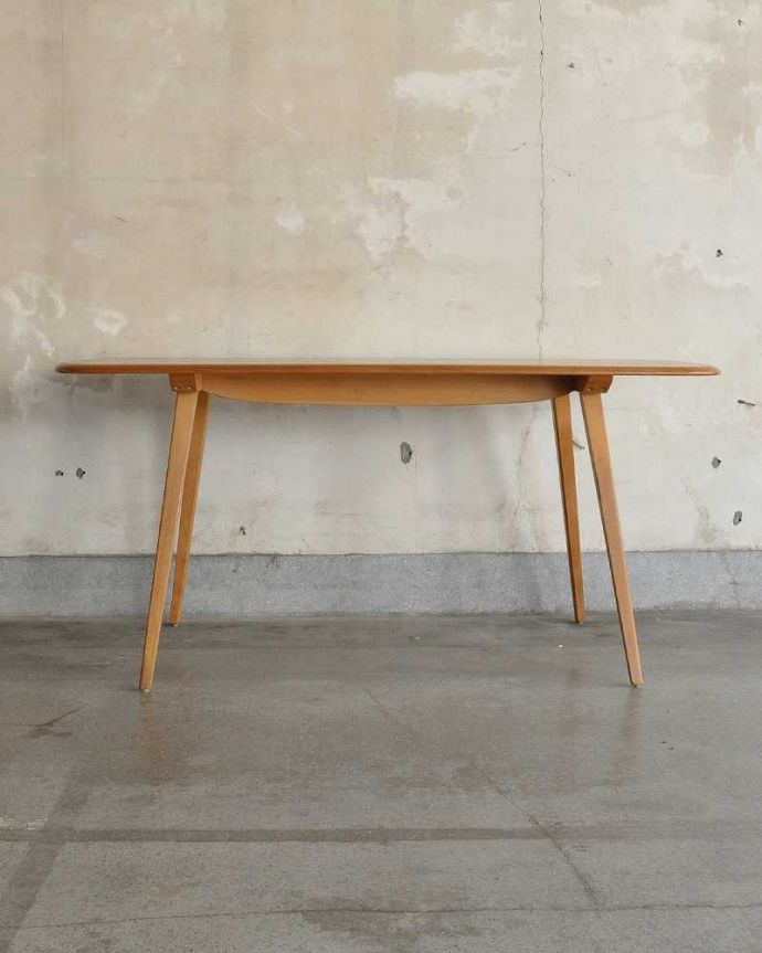 アーコールの家具　アンティーク家具　アーコール社のアンティーク家具、シンプルなダイニングテーブル。書き物やパソコンをする作業テーブルに最適。(x-982-f)