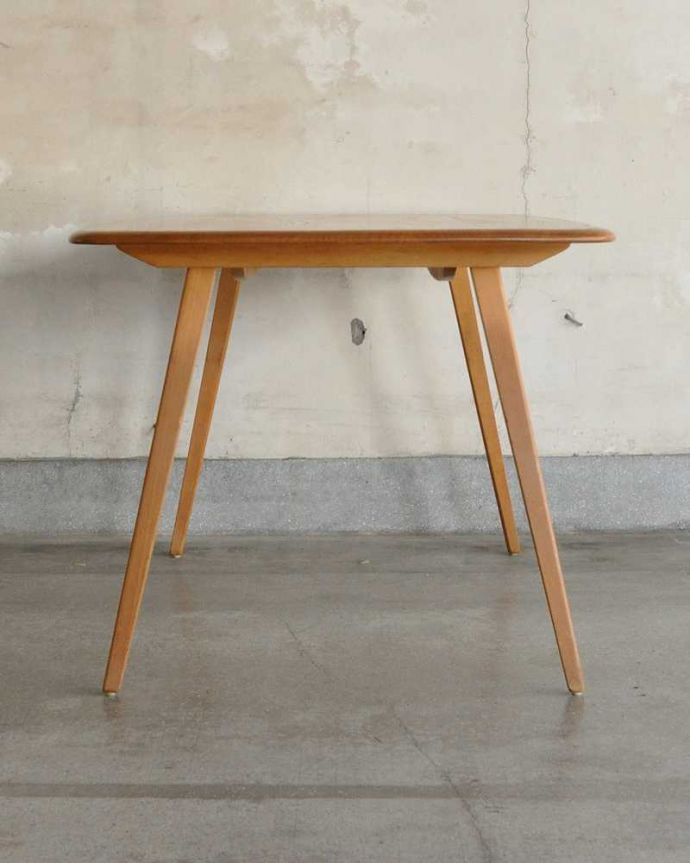 アーコールの家具　アンティーク家具　アーコール社のアンティーク家具、シンプルなダイニングテーブル。アンティークは新品ではないので、もちろん経年変化によるキズはありますが、専門の職人が目立たないようキレイにお直しをしていますのでご安心ください。(x-982-f)