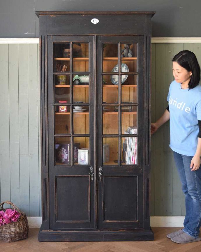 アンティークのキャビネット アンティーク家具 フランス輸入のアンティーク収納家具、シックなペイント仕上げのフレンチキャビネット。落ち着いたスタイルの大人のお部屋作りにピッタリ。(x-983-f)