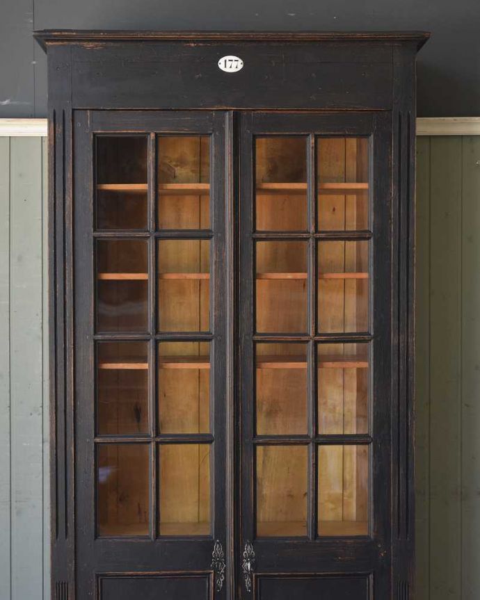 アンティークのキャビネット アンティーク家具 フランス輸入のアンティーク収納家具、シックなペイント仕上げのフレンチキャビネット。ペイントが味わい深いです。(x-983-f)